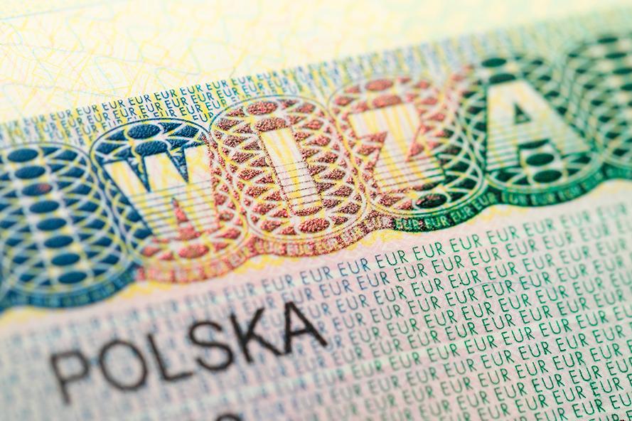 Польша возобновила выдачу туристических виз белорусам