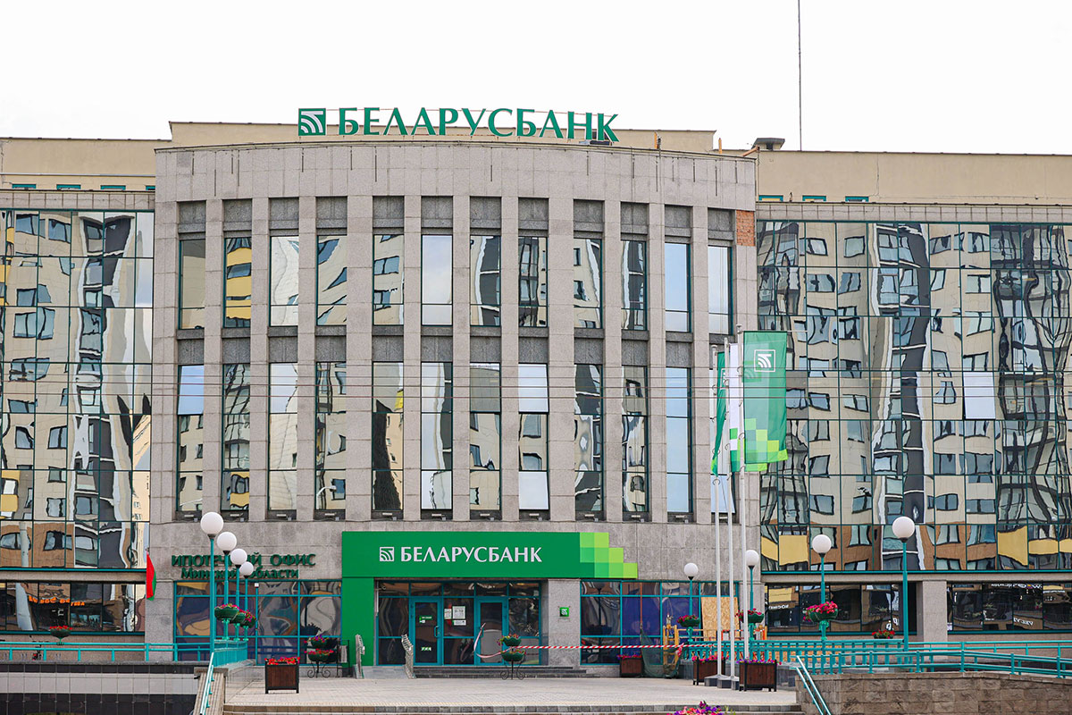 У Беларусбанка новые вклады, у БелВЭБ больше кешбэка: обзор банковских изменений