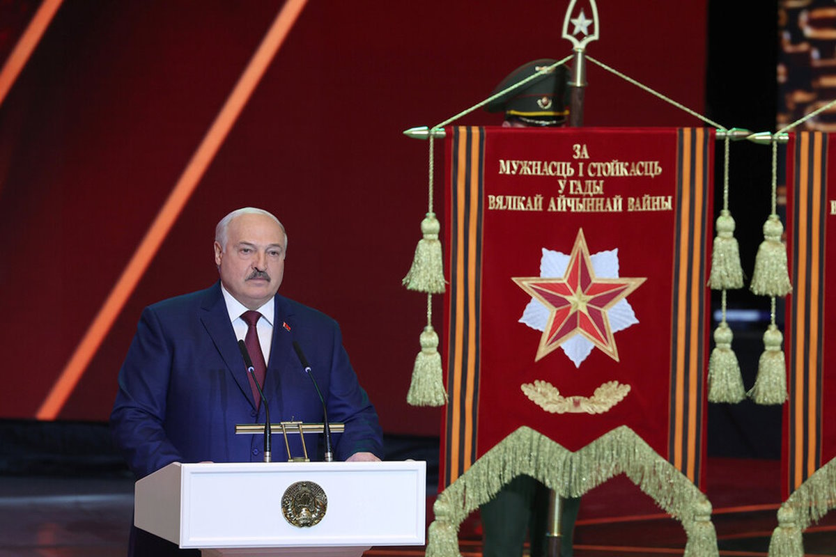 Лукашенко призвал остановить обезумевших политиканов