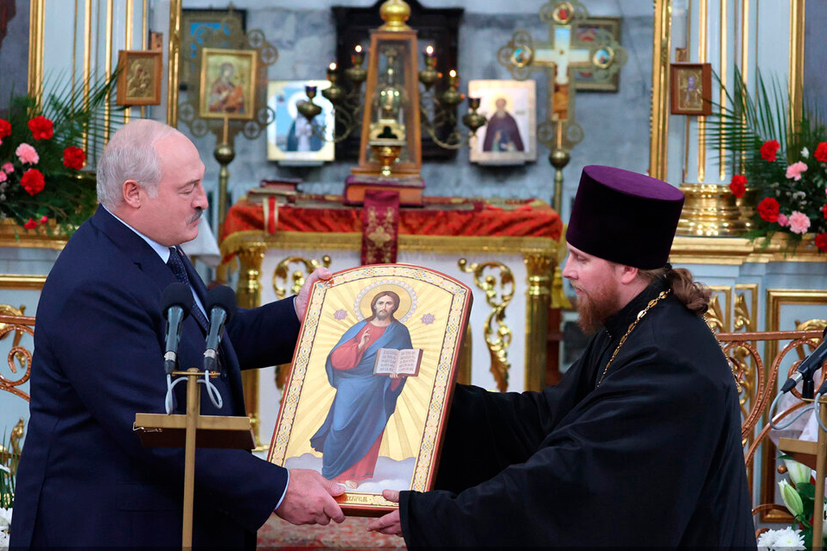Лукашенко на Пасху отправился на родину и подарил храму икону