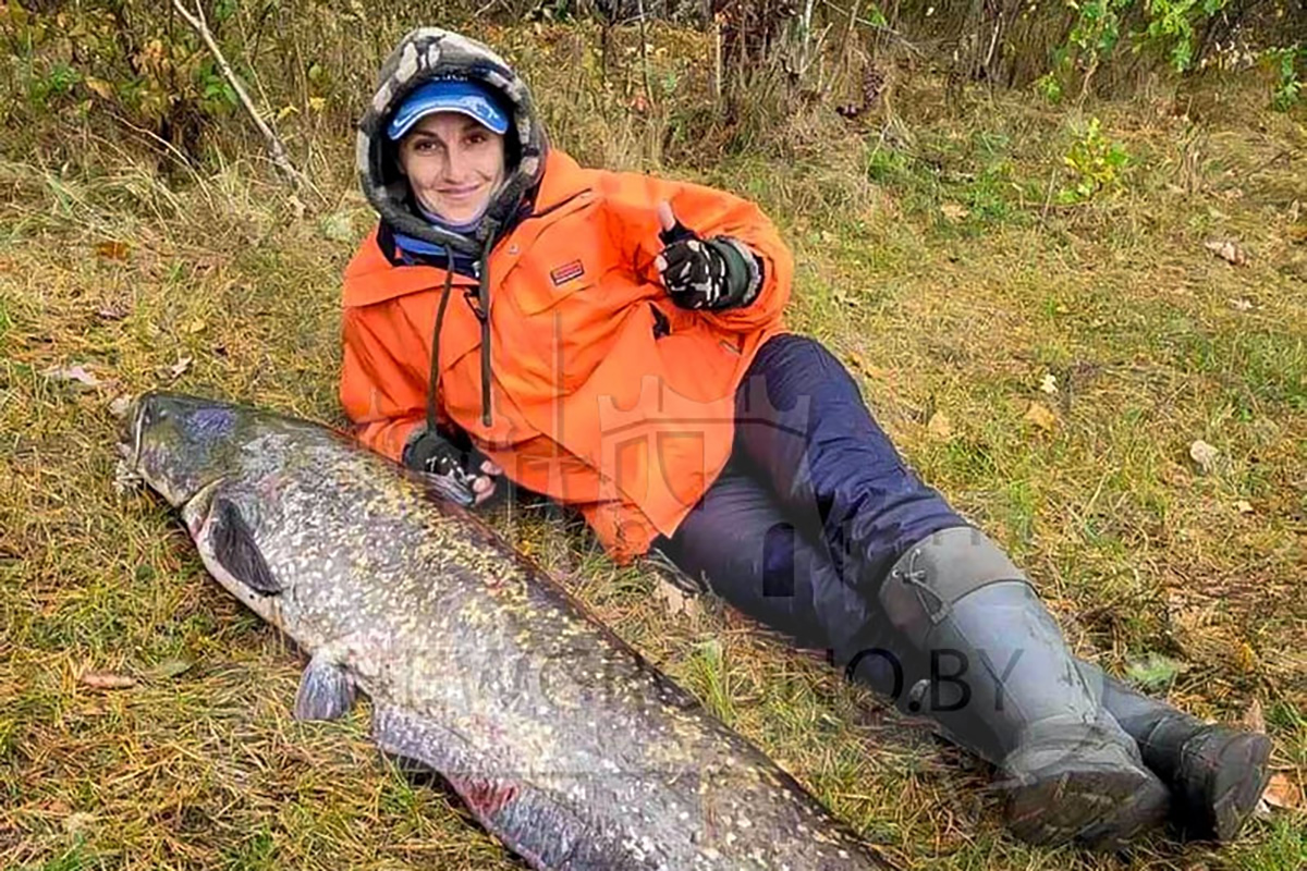 "Боролась около часа": рыбачка из Гродно поймала огромного сома