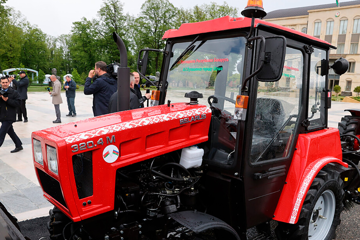 Лукашенко посетил Карабах и привез с собой тракторы
