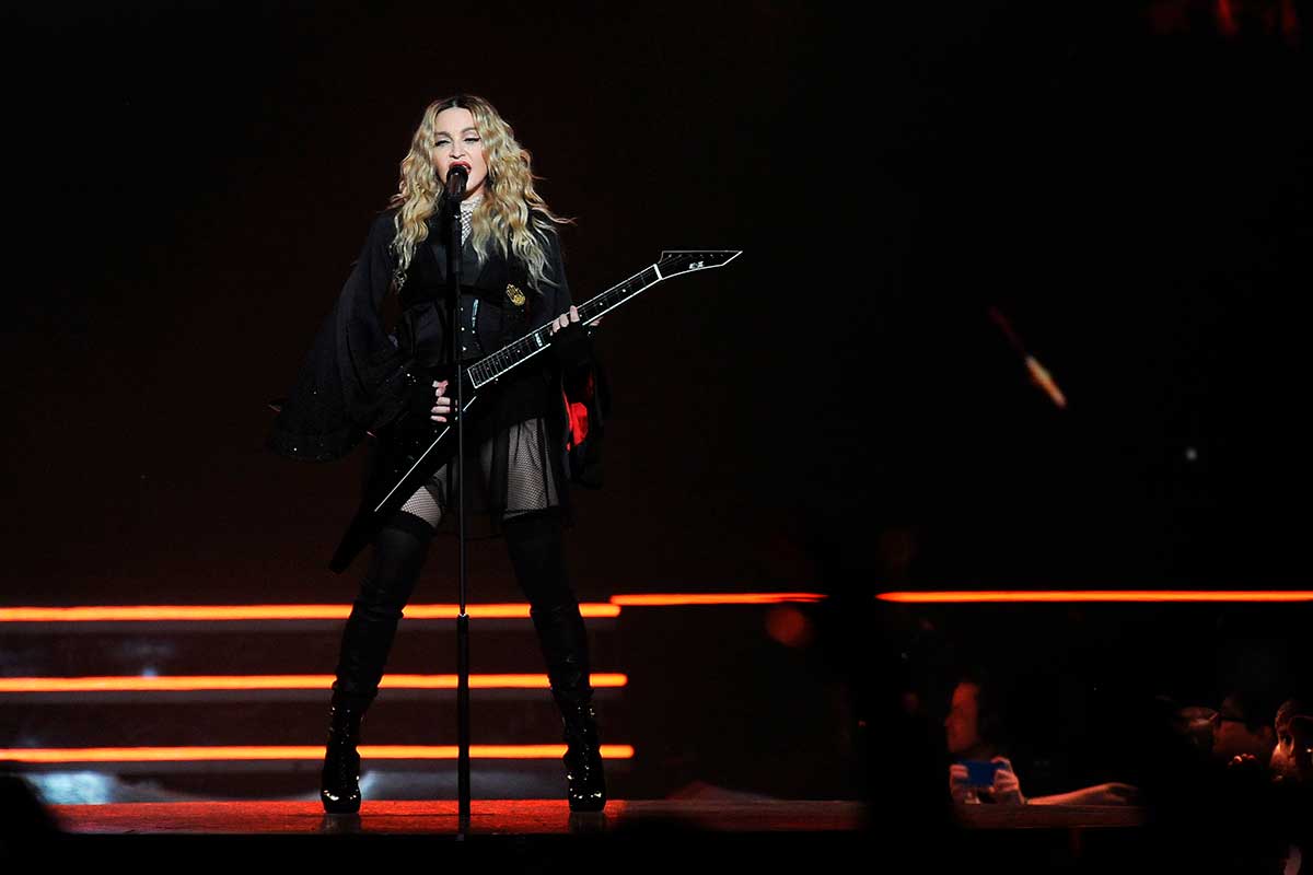 Мадонна на своем концерте извинилась перед фанатом – и вот за что