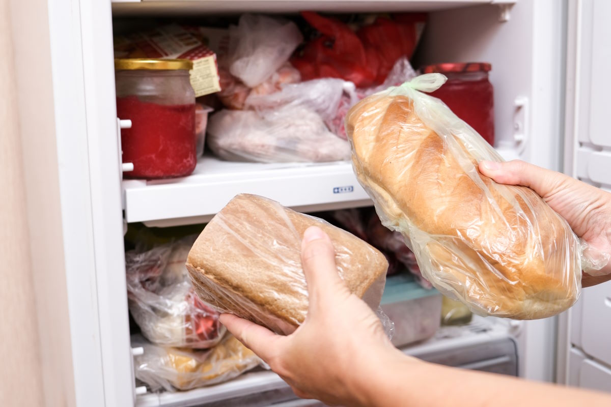 Почему хлеб нельзя класть в холодильник и как продлить срок его хранения