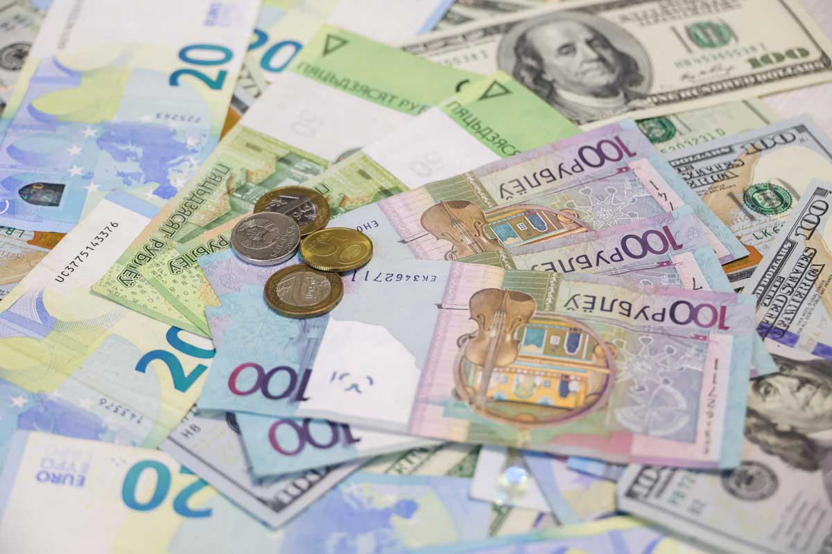 Доллар и евро обвалились по итогам торгов – курсы валют