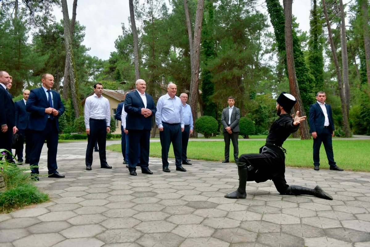 Грузинский премьер осудил визит Лукашенко в Абхазию