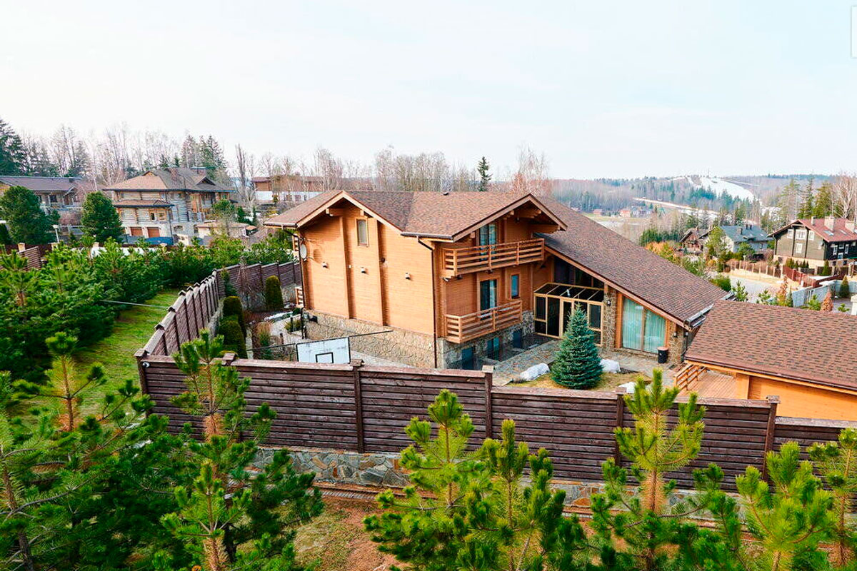 Недалеко от Минска продают необычный дом за $2 млн – посмотрите на него