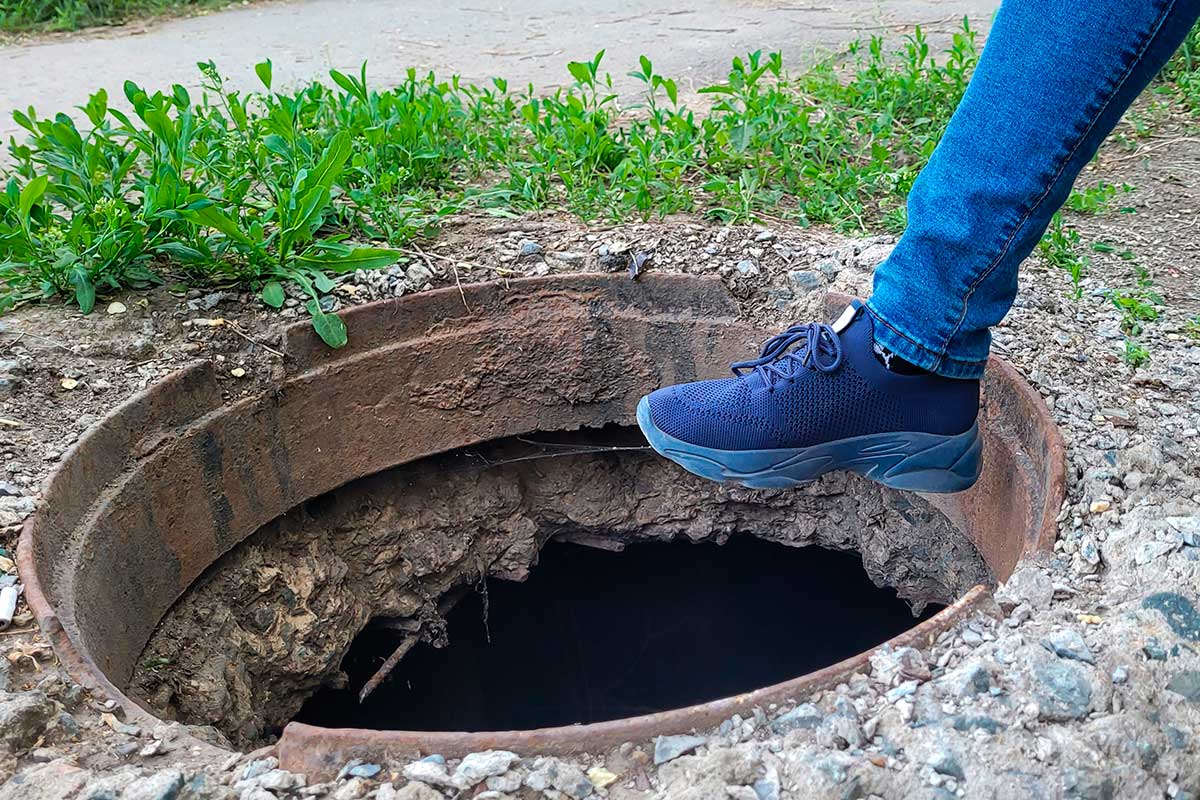 Что делать, если заметили открытый канализационный люк в городе, – ответ ЖКХ