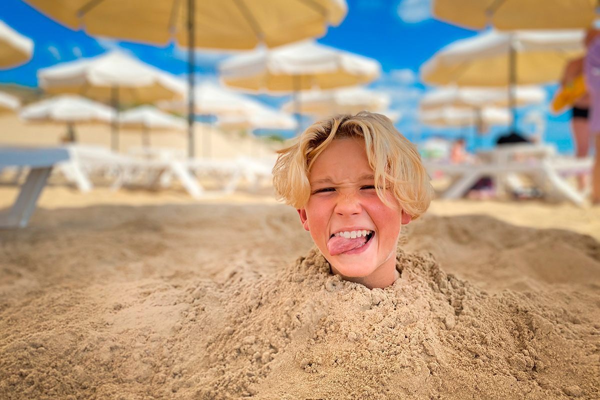 Почему не стоит закапываться в песок на пляже – рассказывает врач