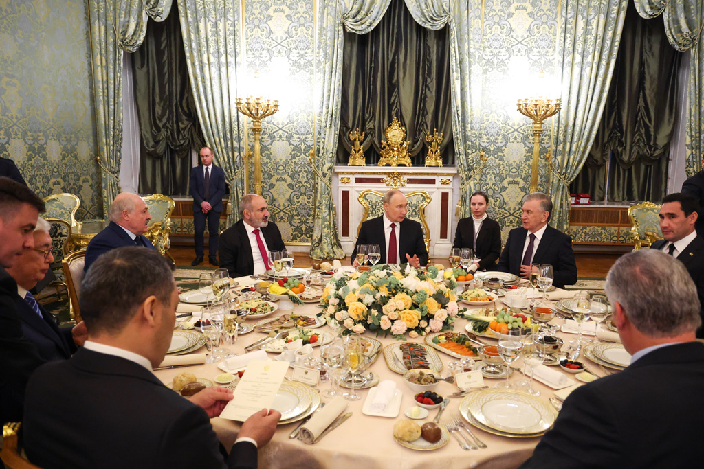 Пельмени с неркой и байкальский омуль: чем Путин угощал Лукашенко