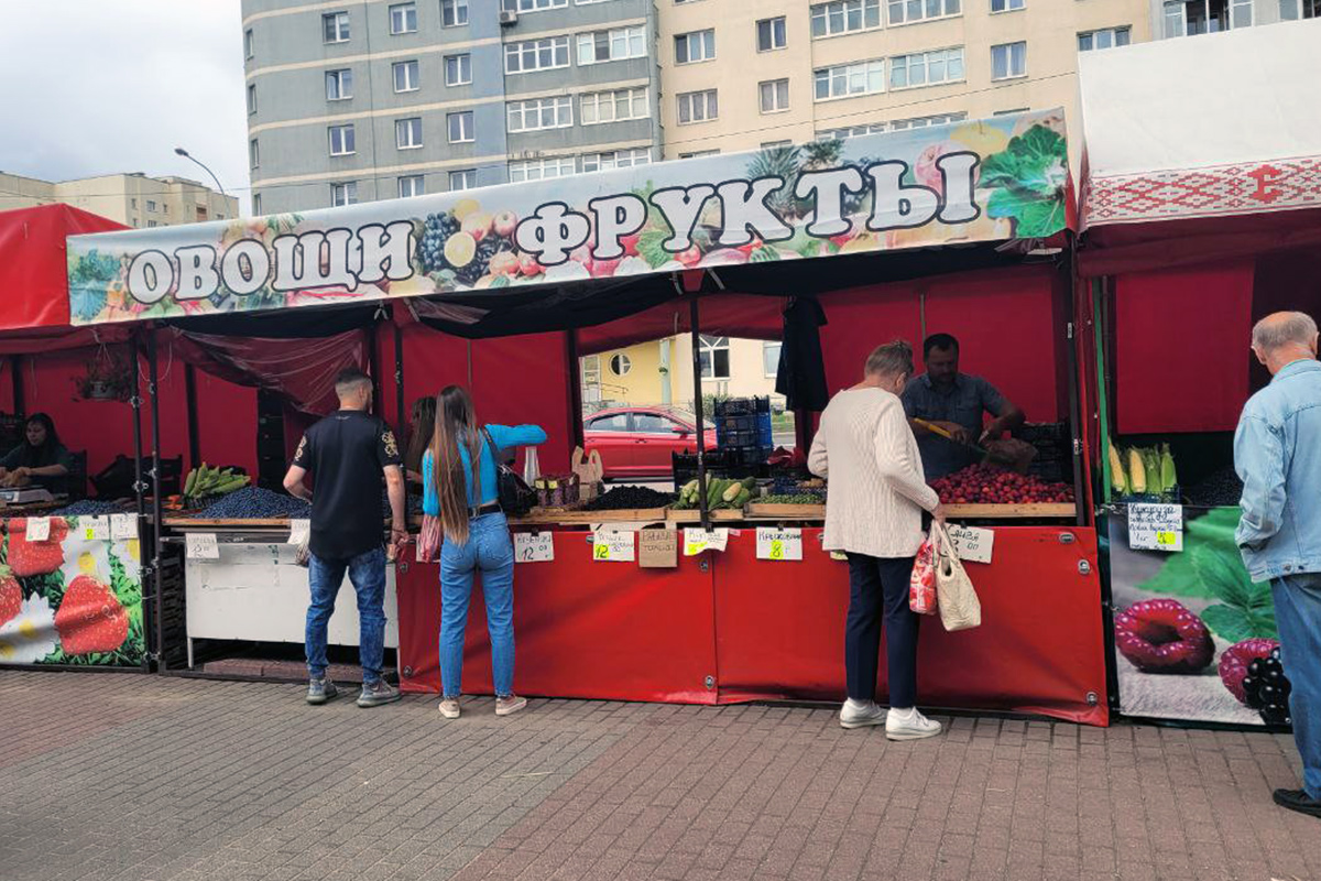 Сезонные овощи и ягоды на рынках Минска и Москвы – где дешевле?