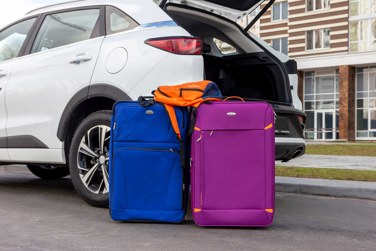 Проверили, сколько чемоданов можно уместить в багажниках новых моделей JAC