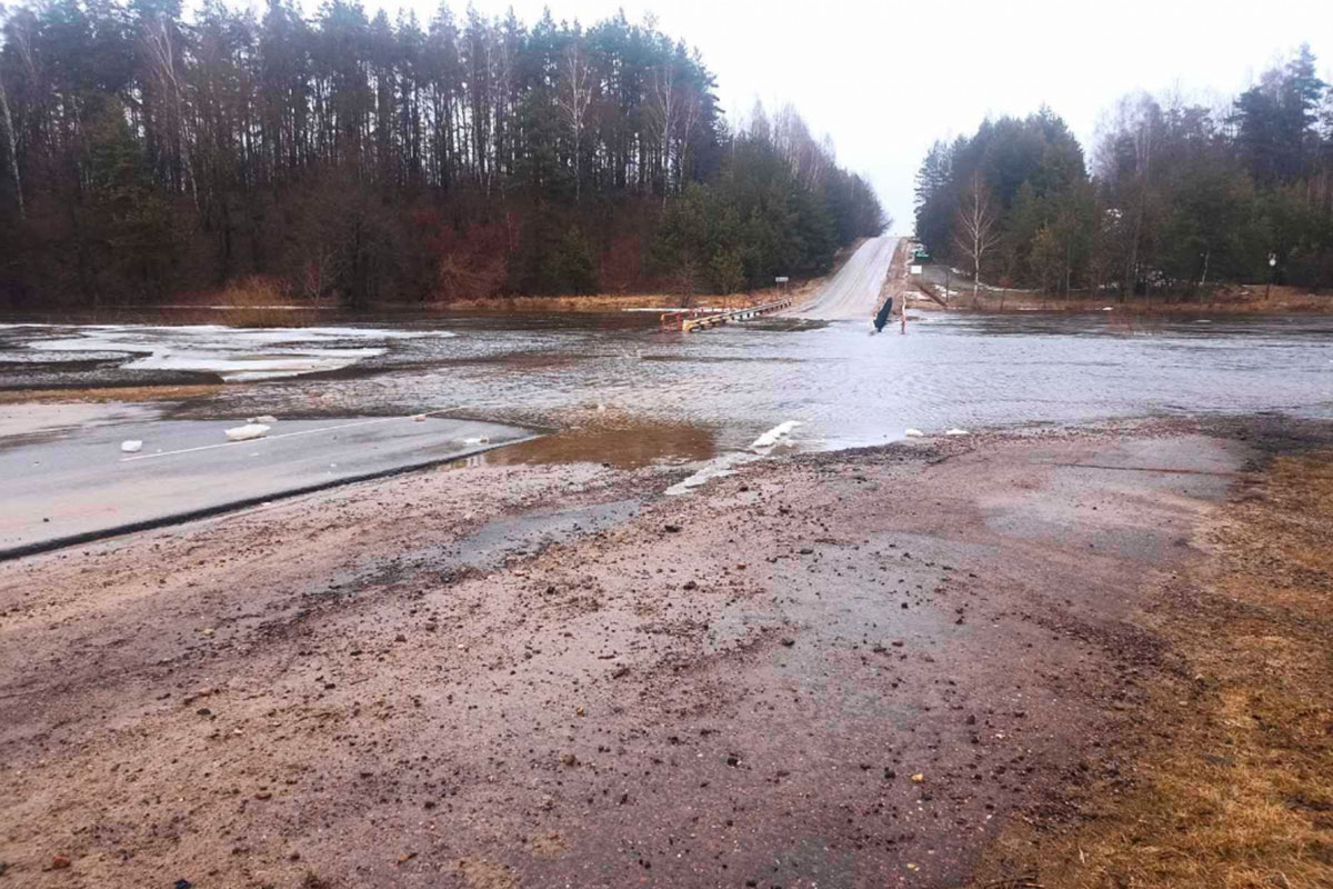Сразу несколько регионов Беларуси уходят под воду – тонут дороги и дома