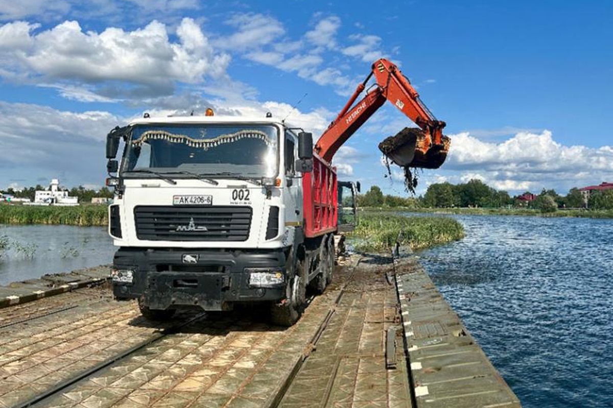 Власти сдержали обещание: "Святое" озеро в Могилеве начали чистить