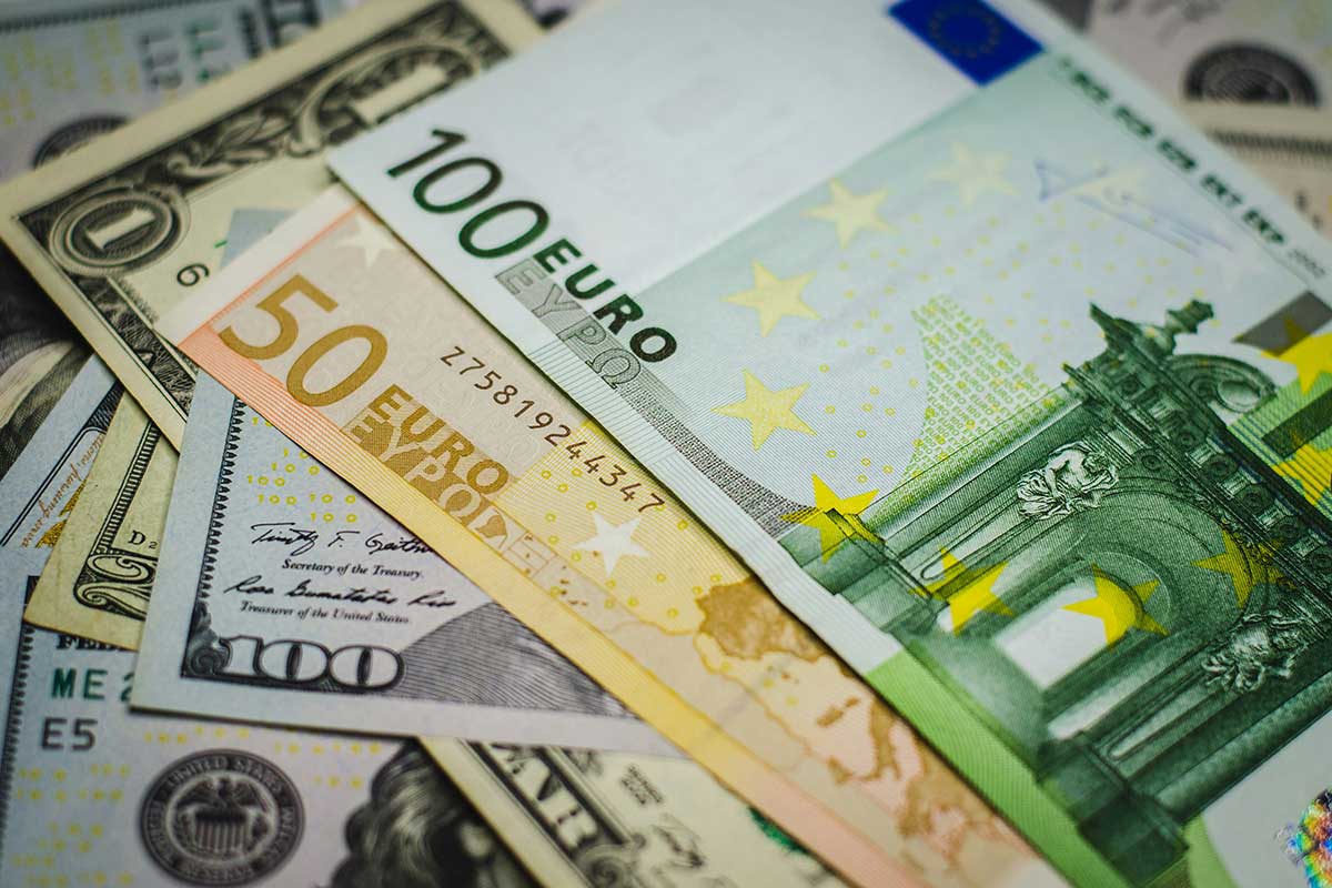 Доллар и евро продолжают уверенный рост – курсы валют