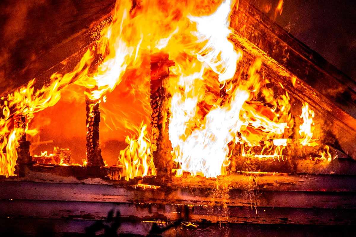 Дом многодетной семьи сгорел в Березовском районе: погибли четыре ребенка