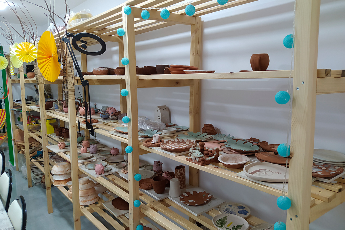 Отдушина релоканта: белоруска открыла студию керамики в Грузии