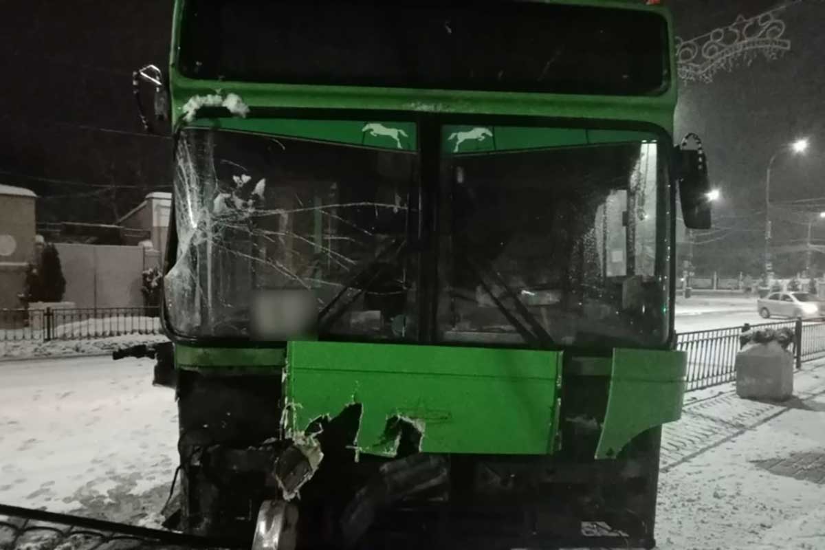 Вошел как нож в масло: автобус в центре Гомеля протаранил забор – видео