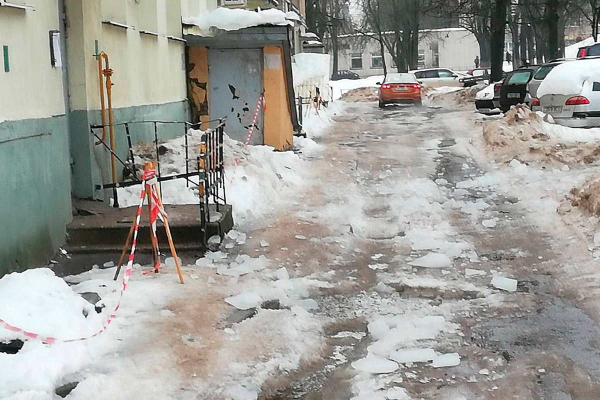 Глыба льда упала с крыши дома и убила женщину в Витебске