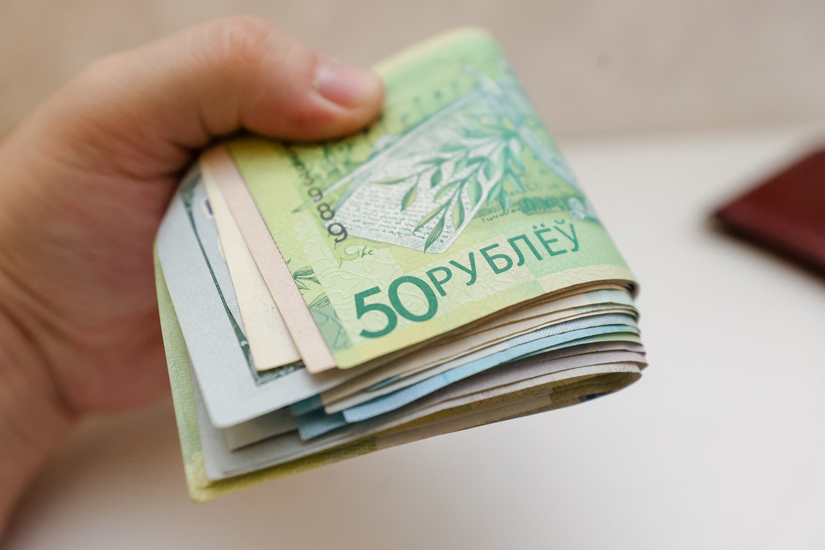 Белорусский рубль укрепился к доллару, евро и юаню на торгах 24 апреля