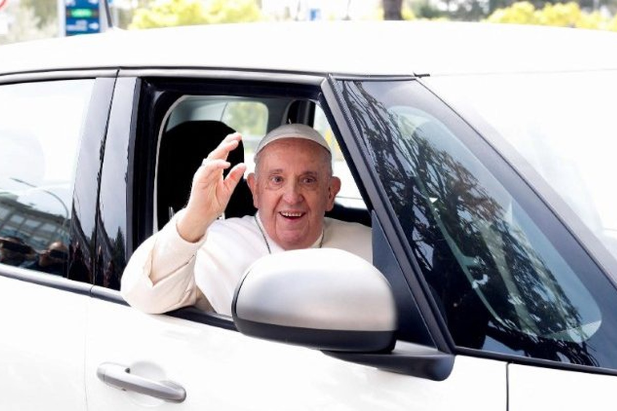 Папу Франциска выписали из больницы