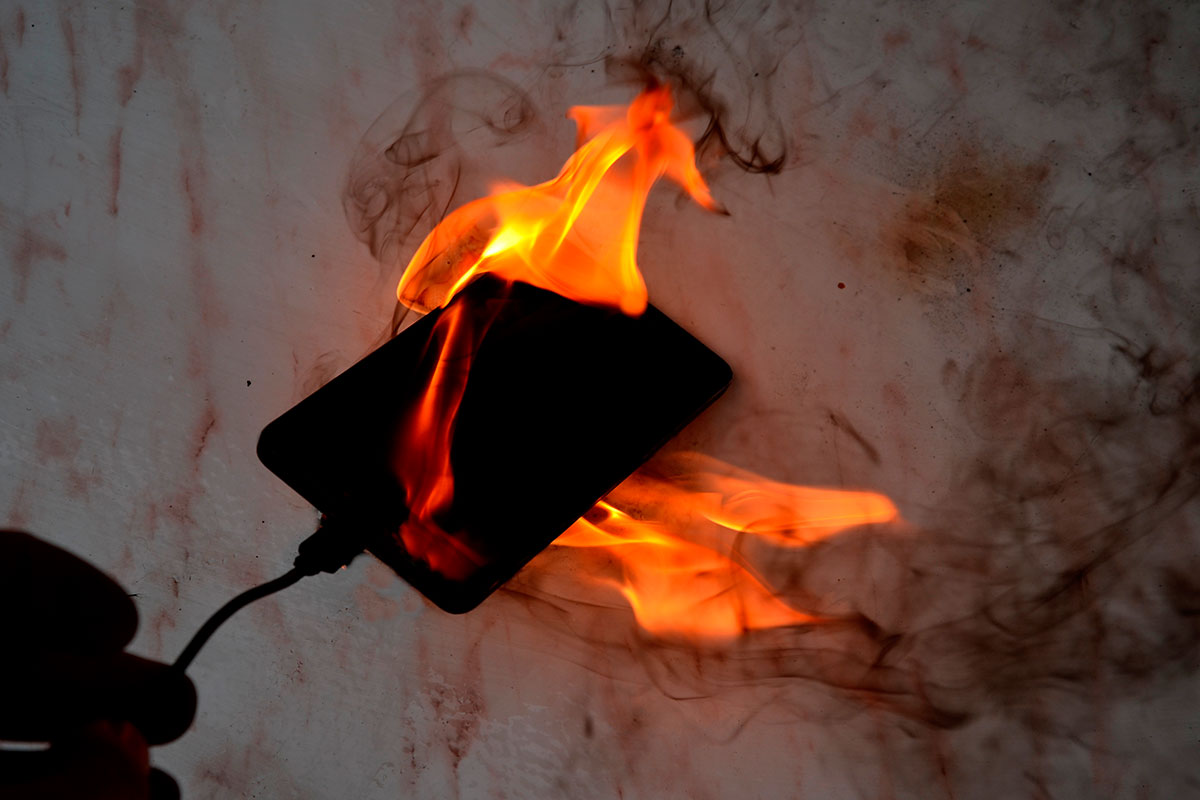 Коротнула зарядка: смартфон сжег квартиру в Гродно