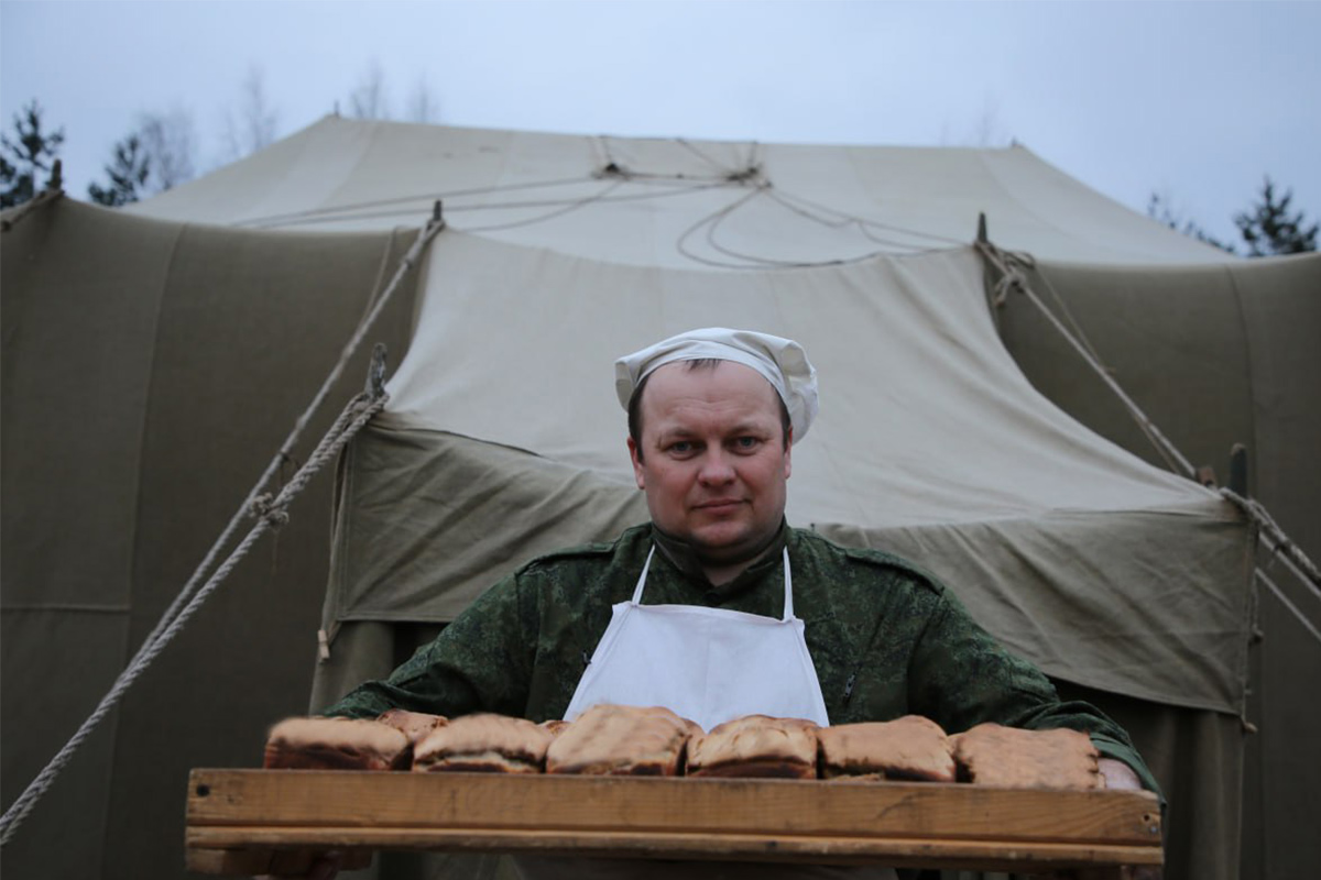 Минобороны показало, как пекут хлеб в чистом поле – фотофакт