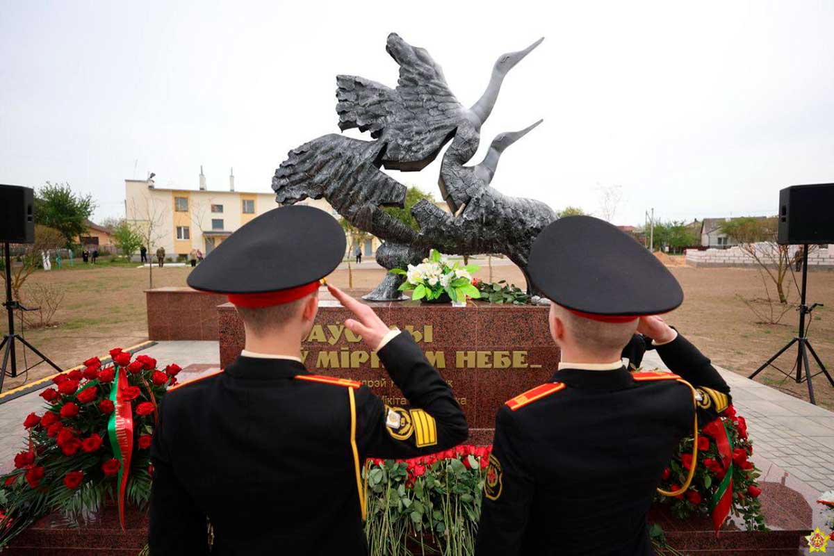 В Барановичах открыли мемориал в память о погибших летчиках
