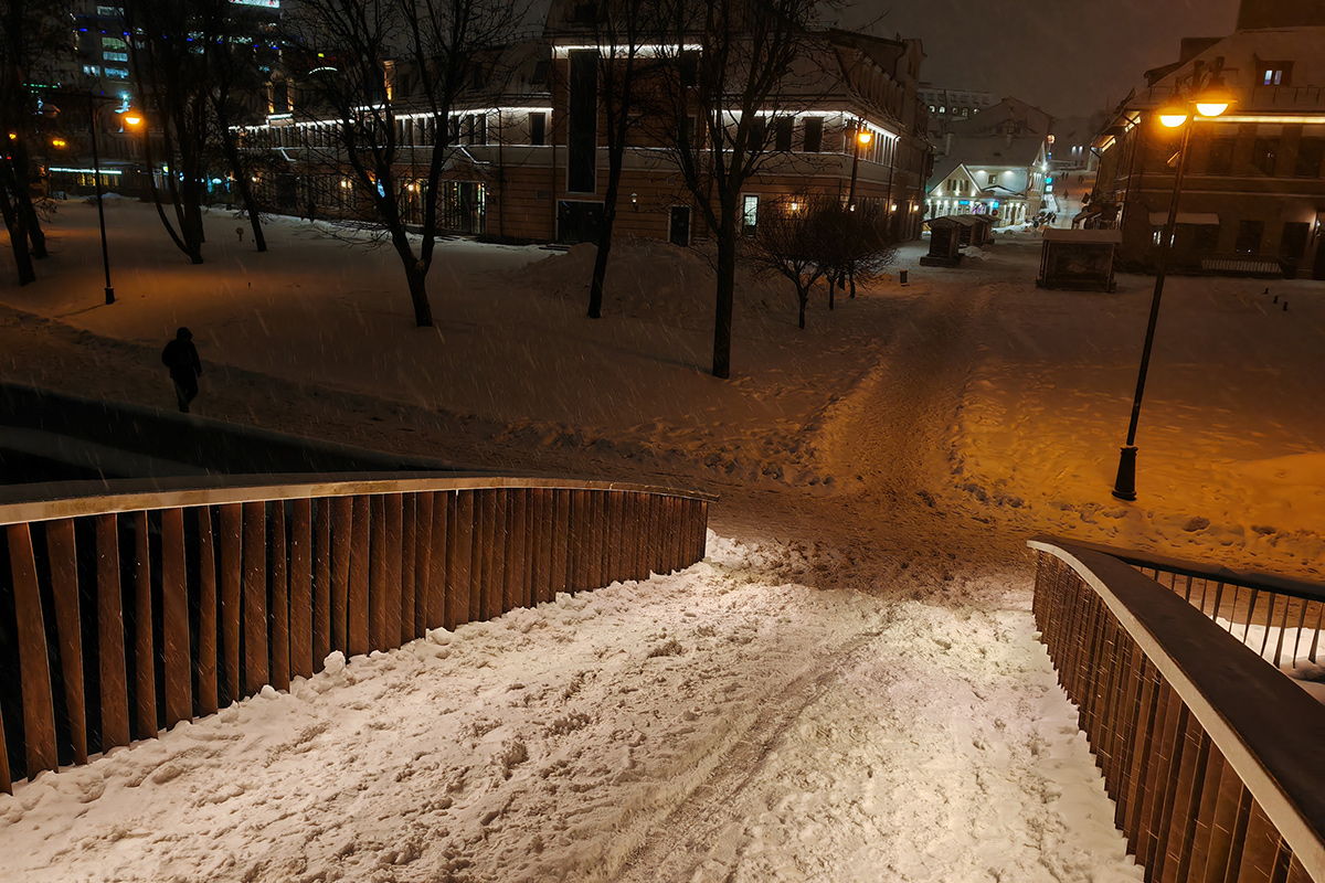 "Ржавый" стал "скользким": мост через Свислочь превратился в снежную горку