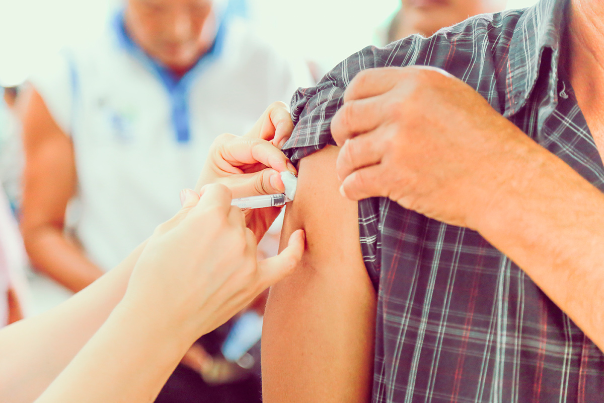 Каждые 10 лет и раньше: какие прививки нужно повторить взрослым