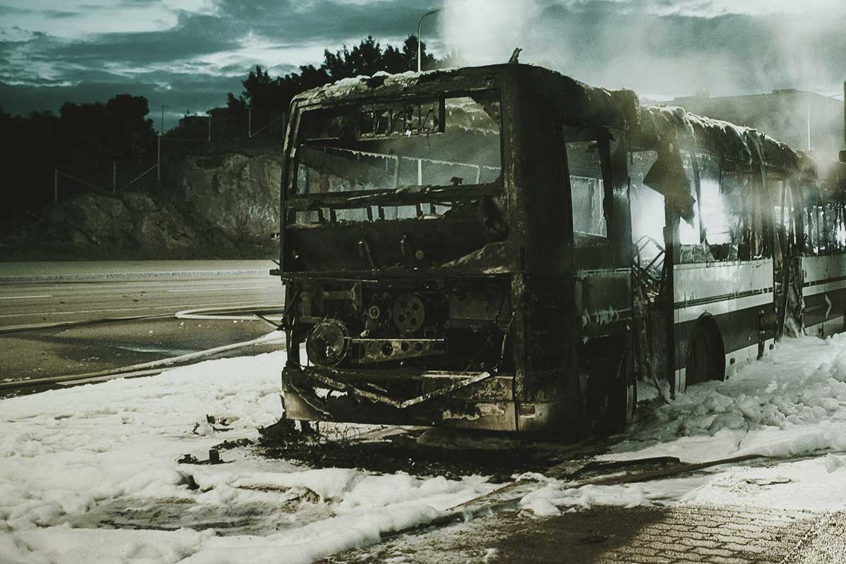 Автобус, перевозивший детей, полностью сгорел на трассе М1