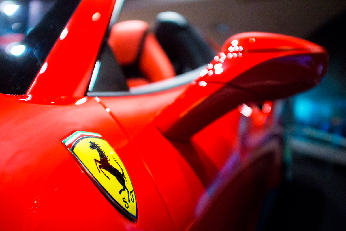 Экоактивисты на выставке облили краской суперкары Ferrari