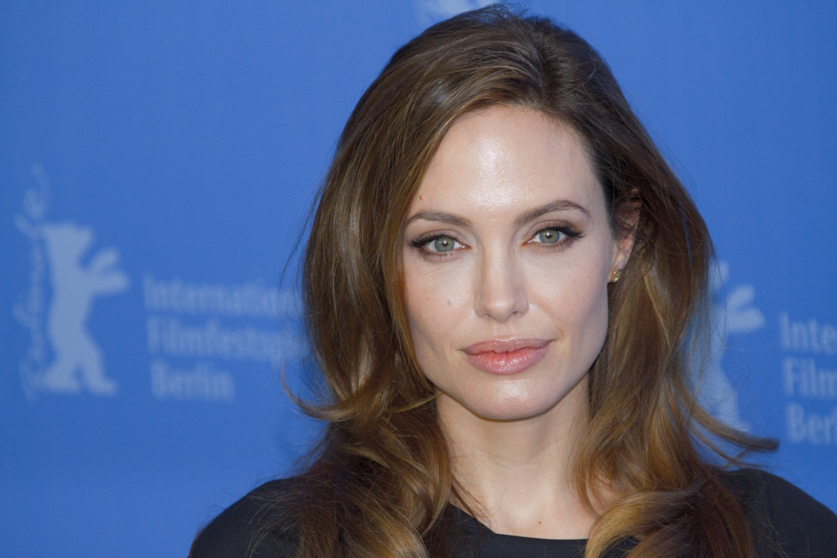 Переборщила с пластикой: в сети обсуждают "новое лицо" Анджелины Джоли