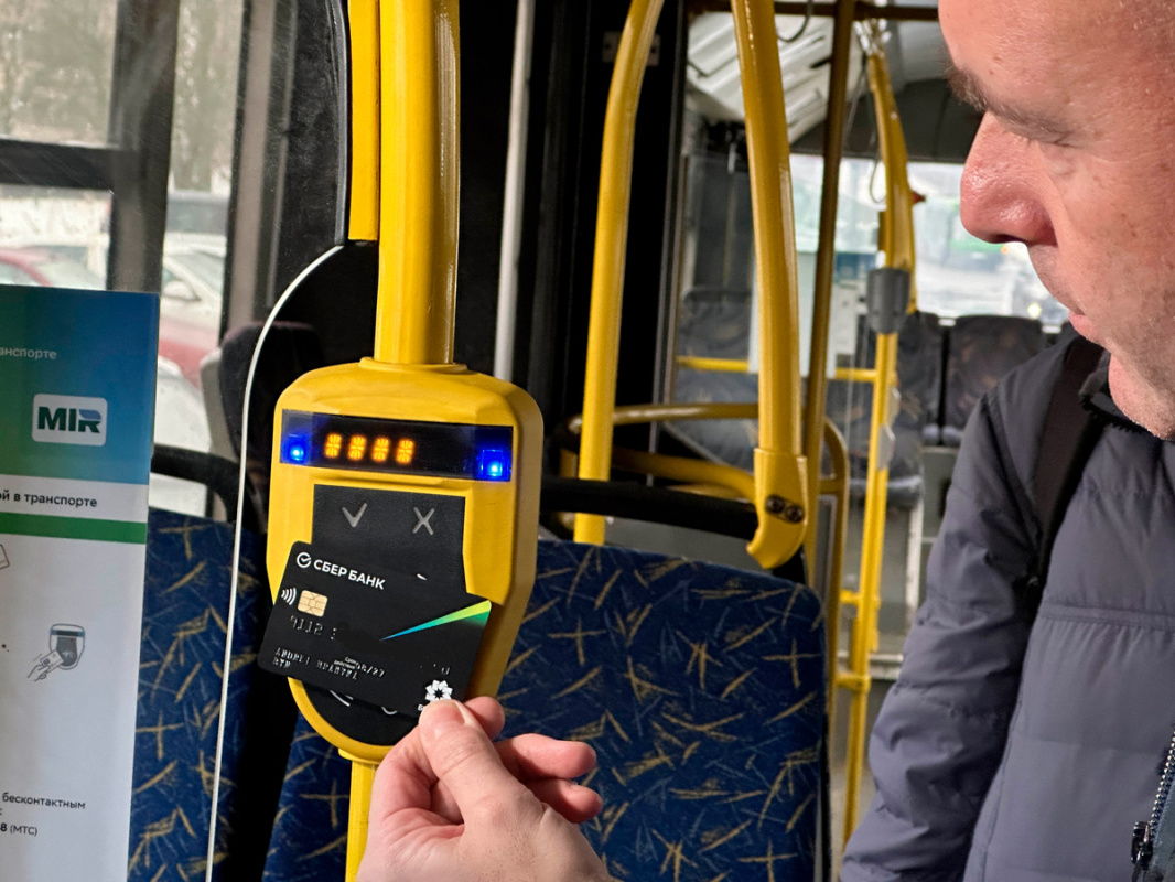 В Гомеле оплатить проезд в автобусе теперь можно банковской картой