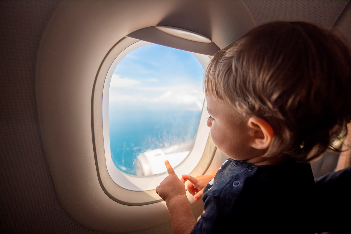 Ученые выяснили, что места у окна в самолете помогут не заболеть