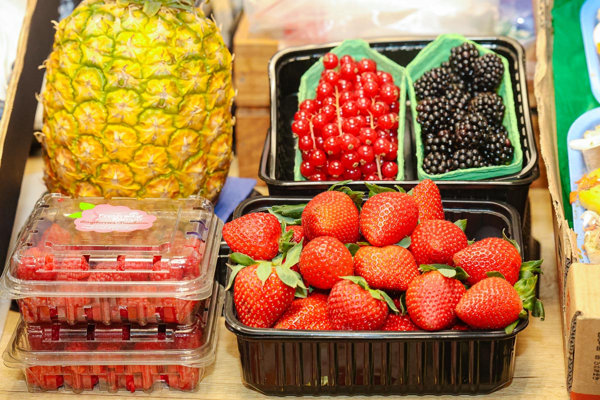 Одним движением руки: TikTok-блогер показала, как выбирать ягоды в магазине