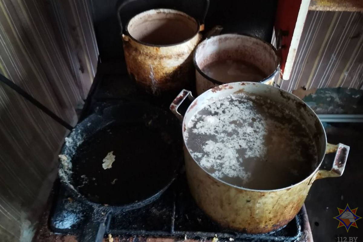 Готовил еду, в какой-то момент загорелась одежда: необычный случай из Гродно