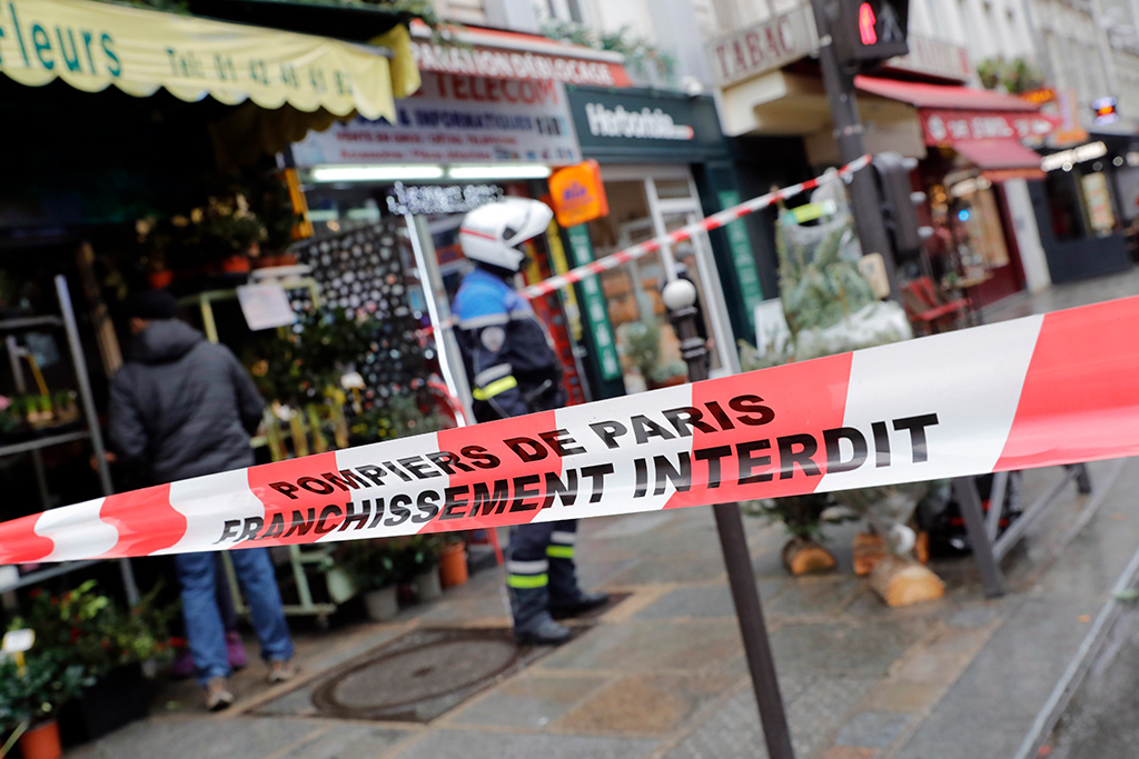 В Париже полиция применила слезоточивый газ против манифестантов − что произошло
