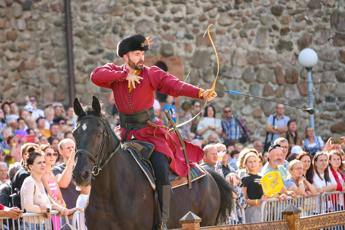 Рубка "сарацинских голов": в Лидском замке провели конный рыцарский турнир
