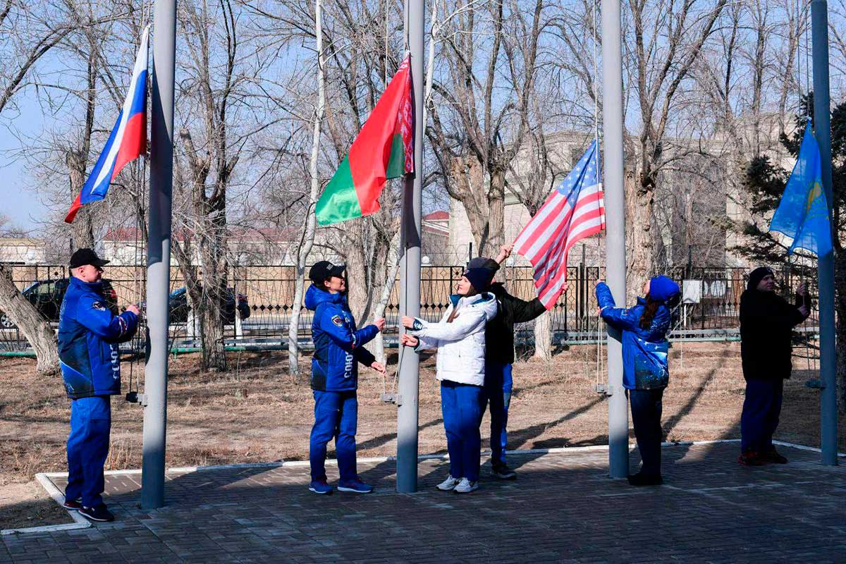 Белорусская космонавтка подняла флаг на Байконуре
