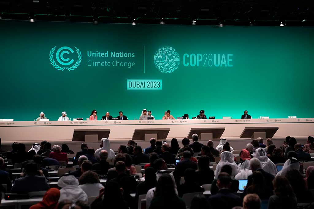 Участники саммита COP28 согласились сократить потребление ископаемого топлива