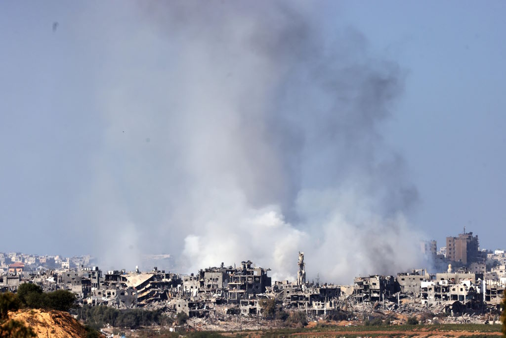 Израиль усиливает атаки, палестинцы массово бегут из Газы – главное о конфликте