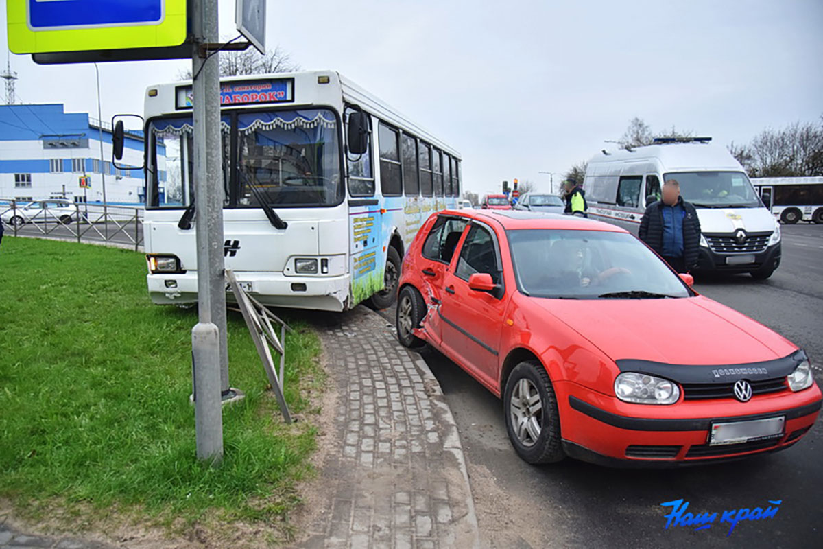 Пассажирский автобус в Барановичах попал в ДТП