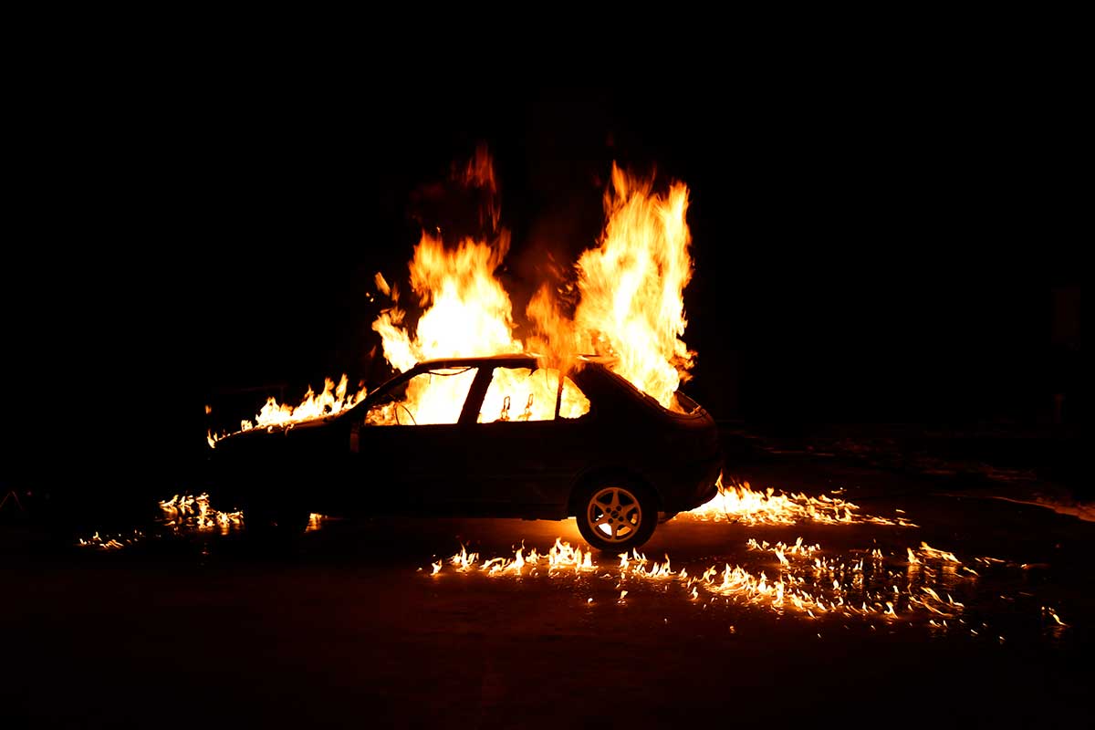 Припарковался просто "огонь": в Гродно на парковке вспыхнул автомобиль