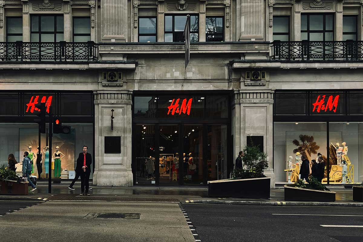 H&M обвинили в сексуализации детей после их рекламы со школьницами