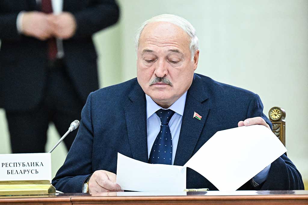 Для Лукашенко шьют новый костюм – в "Беллегпроме" сильно волнуются