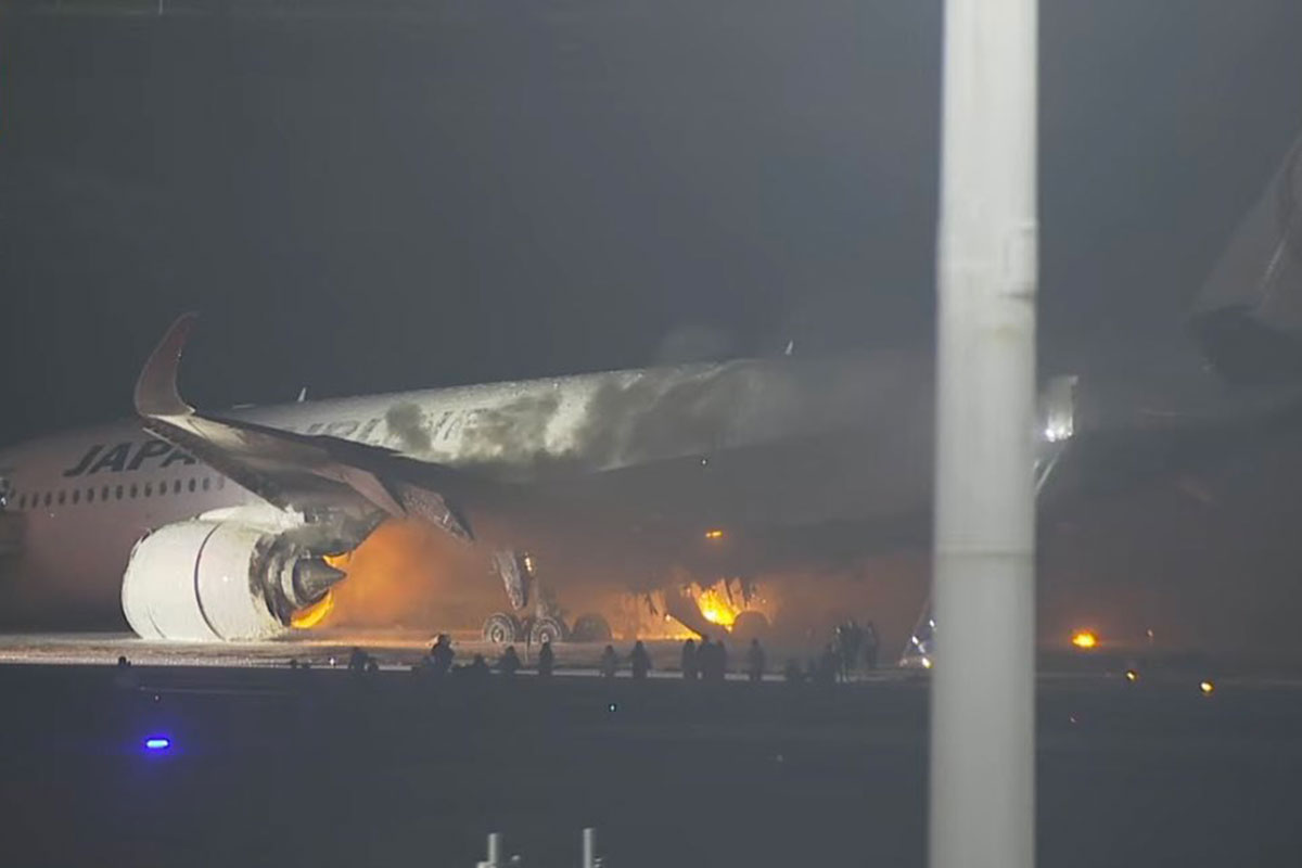 Пассажирский лайнер загорелся во время посадки в Японии