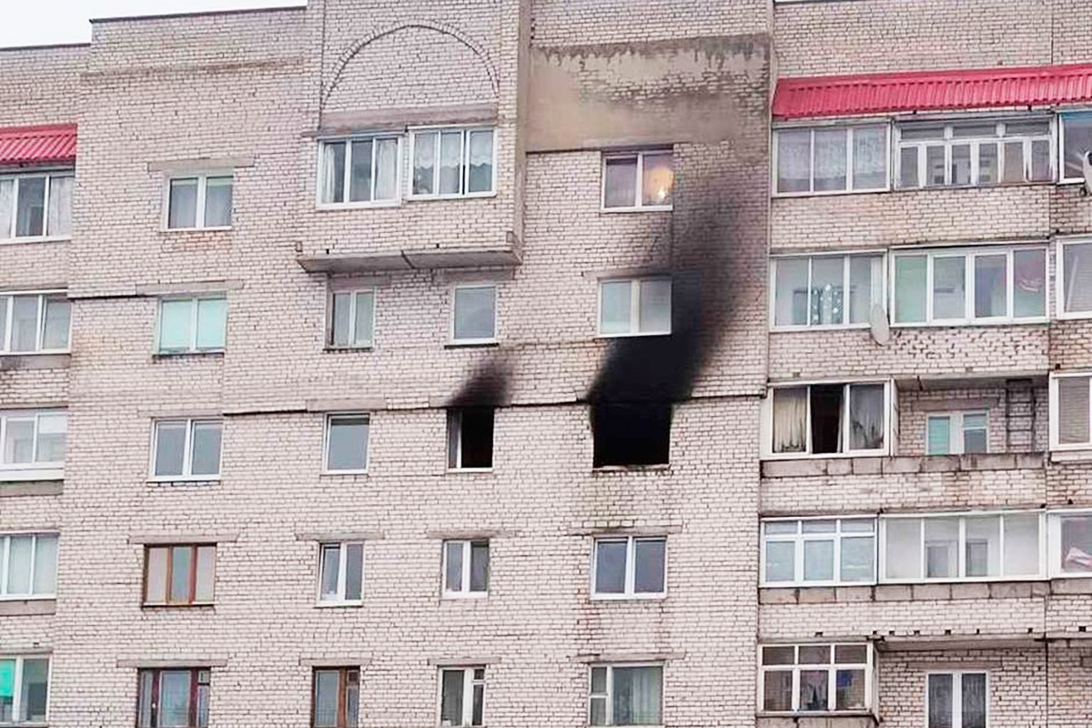 Огонь вырывался из окна: в Гродно на Дзержинского горела многоэтажка