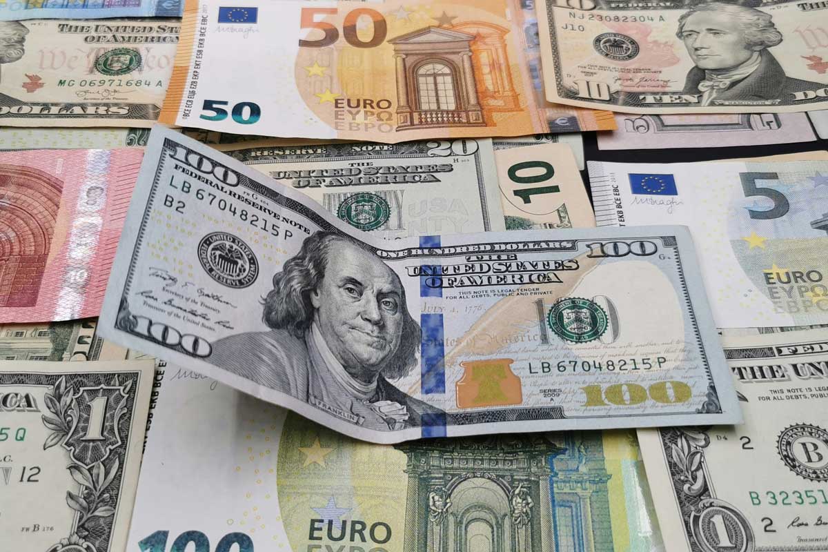 Курсы доллара и евро резко упали – вместе с ними и юань