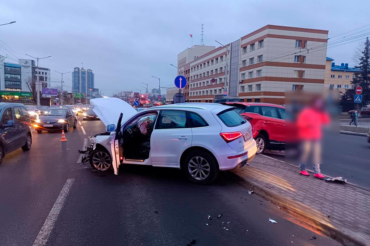 В Минске столкнулись два автомобиля – водитель в больнице